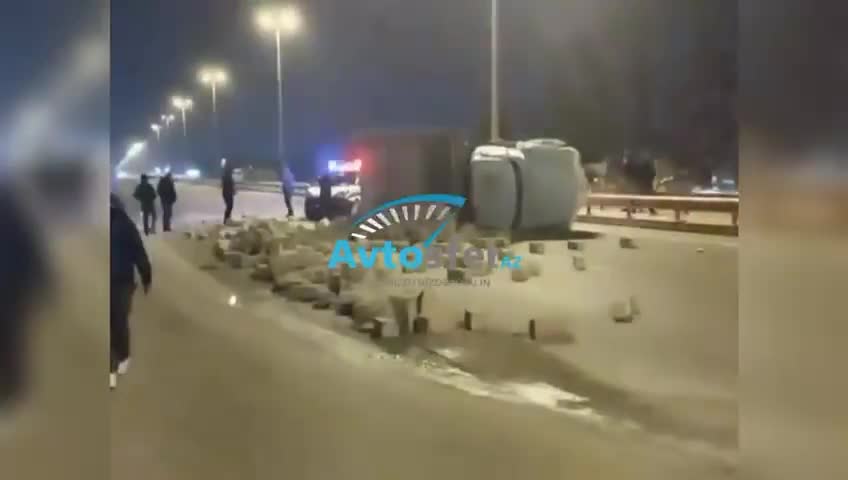 Qalada idarəetmədən çıxan “ZİL” aşdı, daşlar yola səpələndi