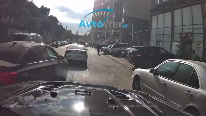 Sürücü eyni anda iki avtomobilə təhlükə yaratdı