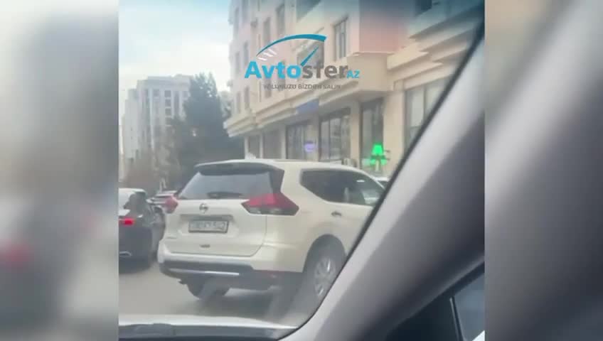 İkinci zolaqda maşın saxlayan sürücülər hərəkəti çətinləşdirdi  
