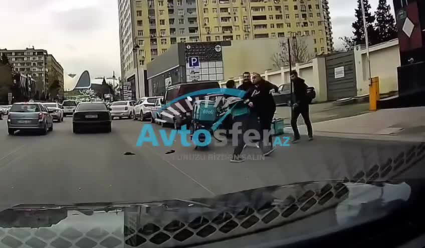 Bakıda motokuryerlər yumruq davasına çıxdı