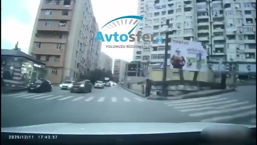 Bakıda sürücü keçiddən keçən üç azyaşlının üstünə maşın sürdü 