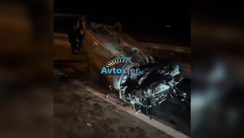 “Mercedes” dirəyə dəyib aşdı;  iki avtomobil də qəzaya düşdü