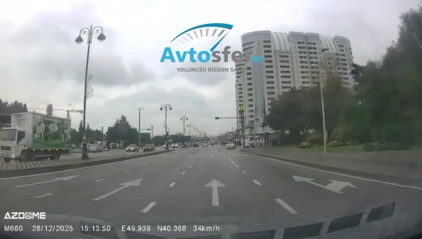 Qayda pozan piyada sürücüyə tərəf dönüb əli ilə etiraz etdi