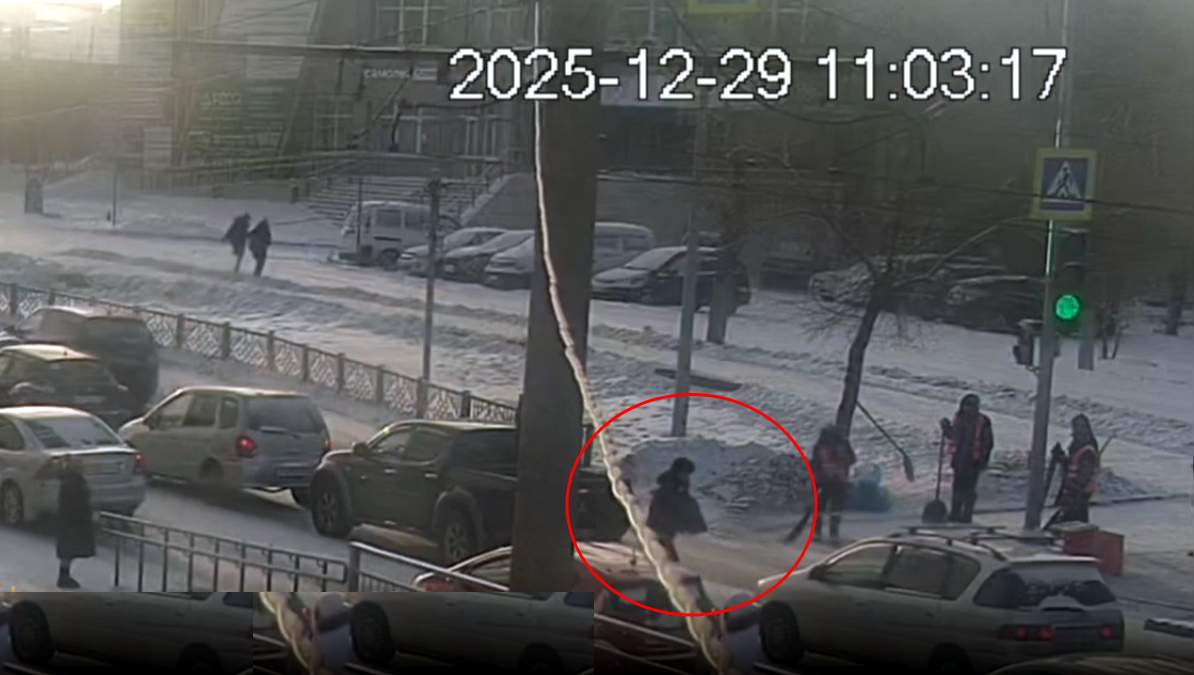 Taksi sürücüsü qayda pozan piyadanı vurub ağaca çırpdı