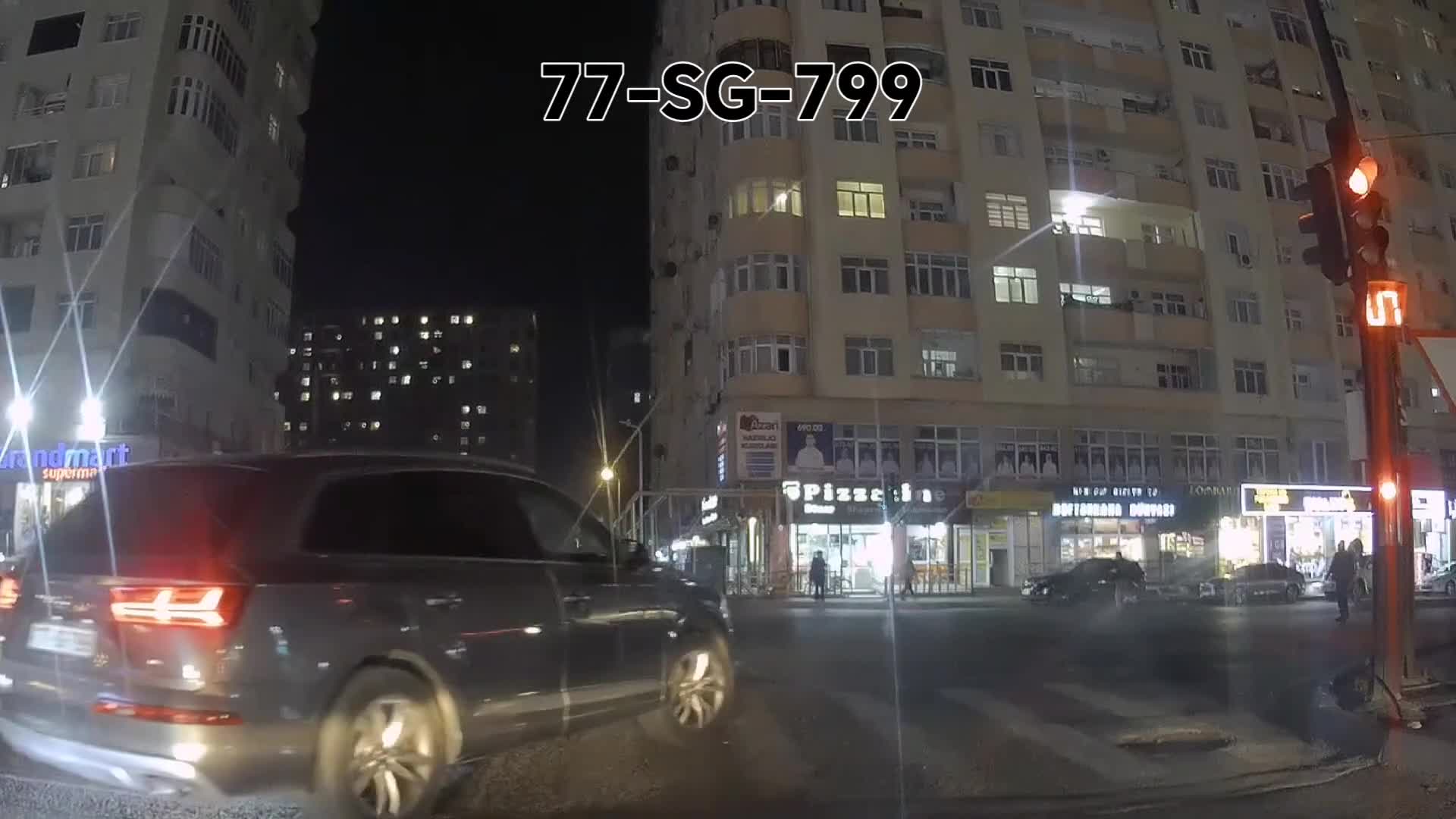 Svetoforun son saniyələrinə dözməyən sürücü qayda pozdu