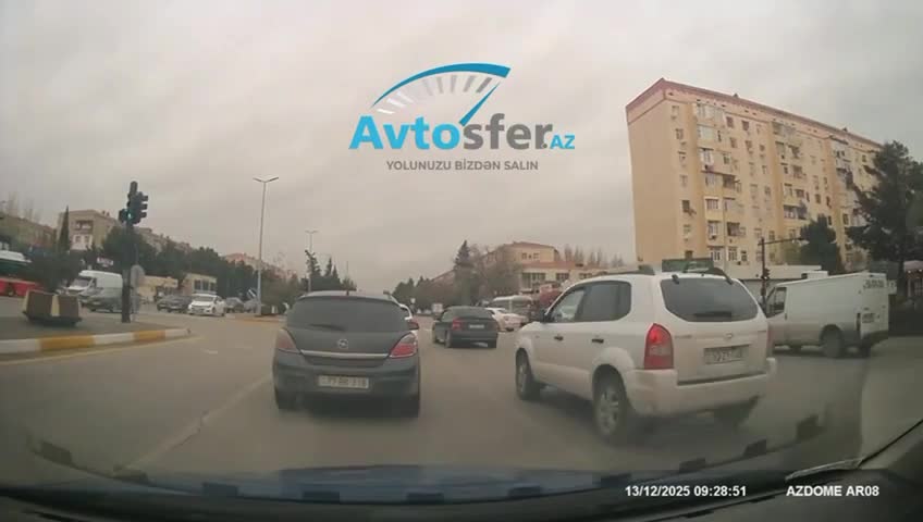 Dönmə işığını yandırıb kefi istəyəndə zolaq dəyişən sürücü 