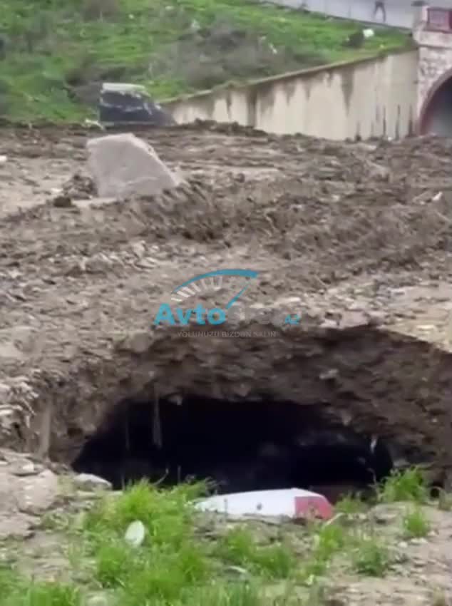 Torpaq çökdü, parklanan avtomobil içinə düşdü