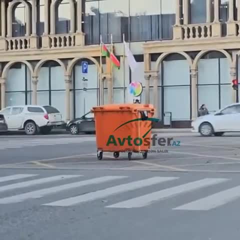 Zibil yeşiyi şəhər küçələrində hərəkət edir