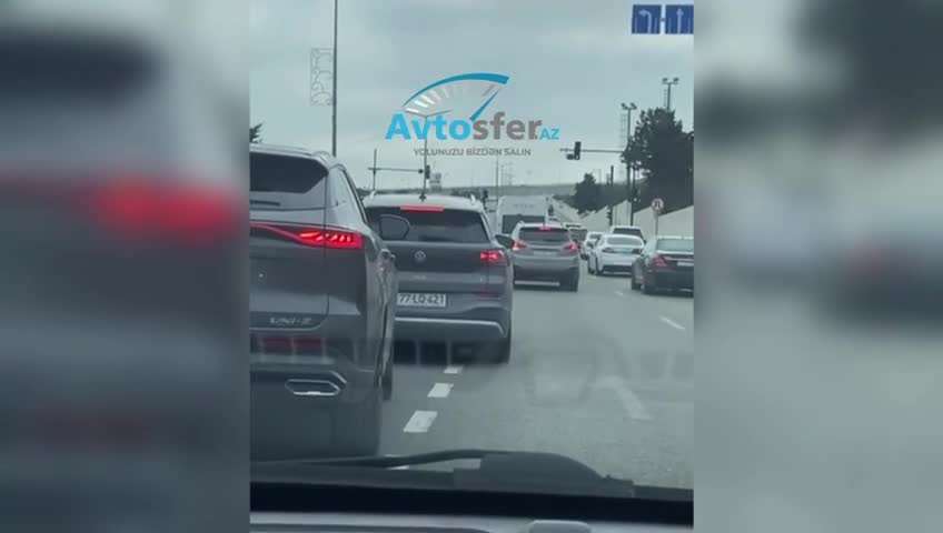 Bu küçədə bir neçə sürücünün səhvi hərəkəti kilidlədi