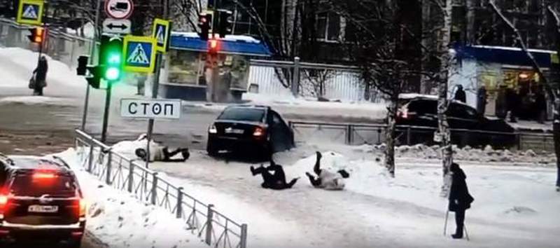 “Ford” “Land Cruiser”lə toqquşub piyadaları vurdu 