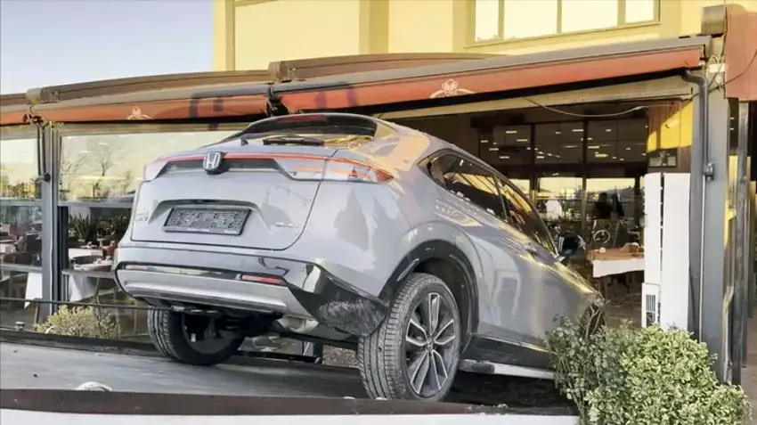 Məşhur musiqiçi avtomobili ilə restorana girdi