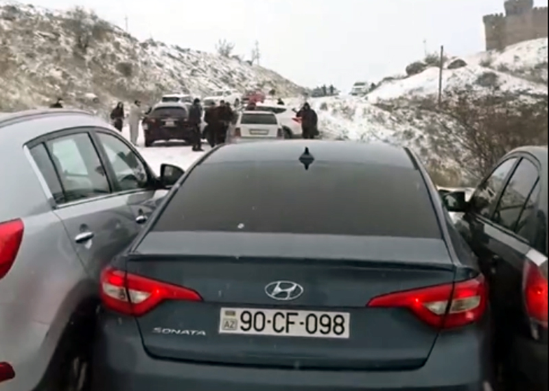 Bakıdan Xızıya gedən yolu buz bağladı, 