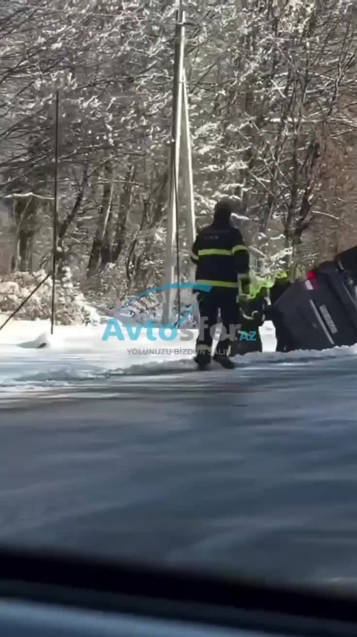 Qəbələ yolunda turistlər qəzaya düşdü