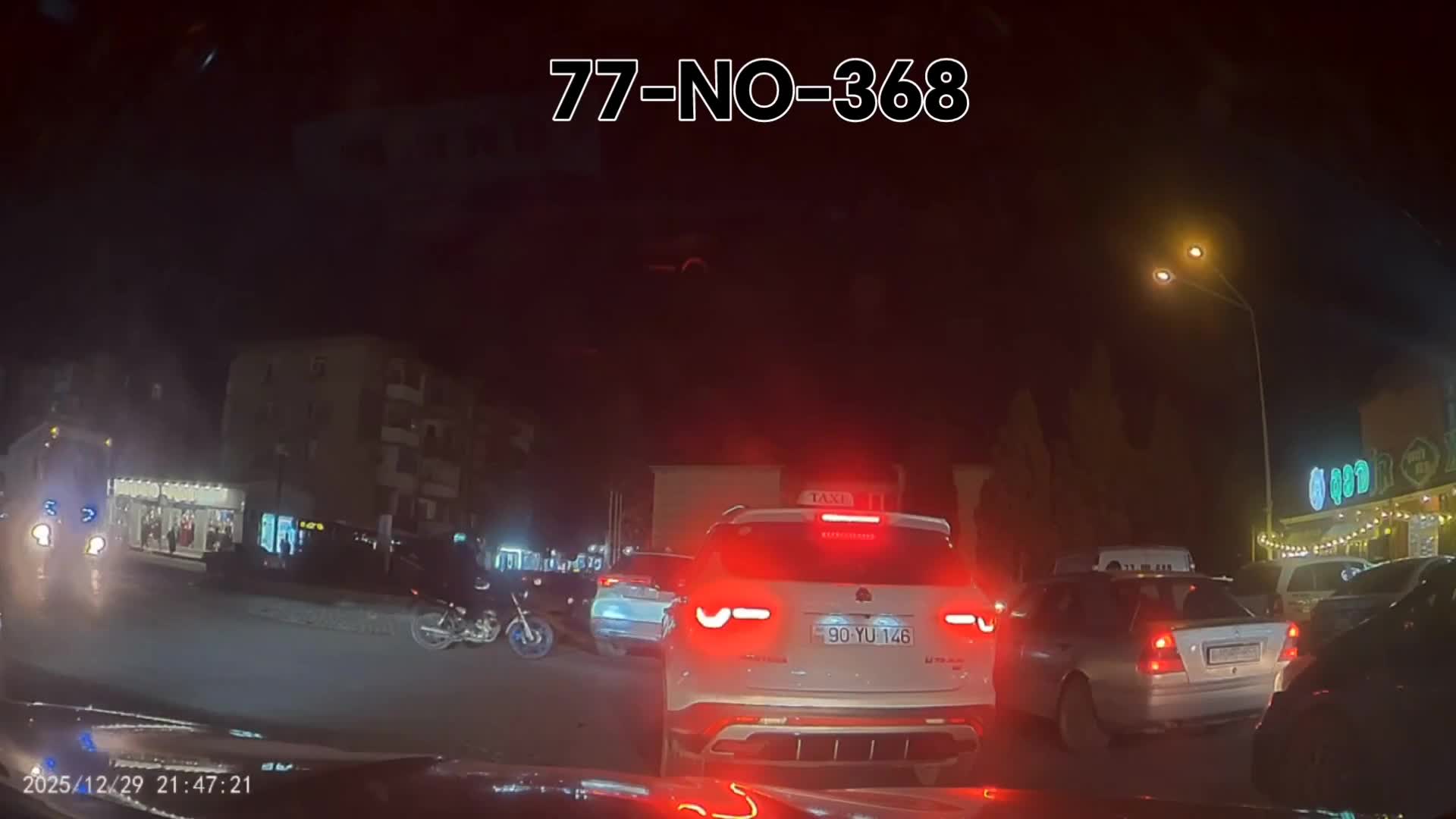 Dairədə kobudluq edən sürücü digər avtomobilə təhlükə yaratdı