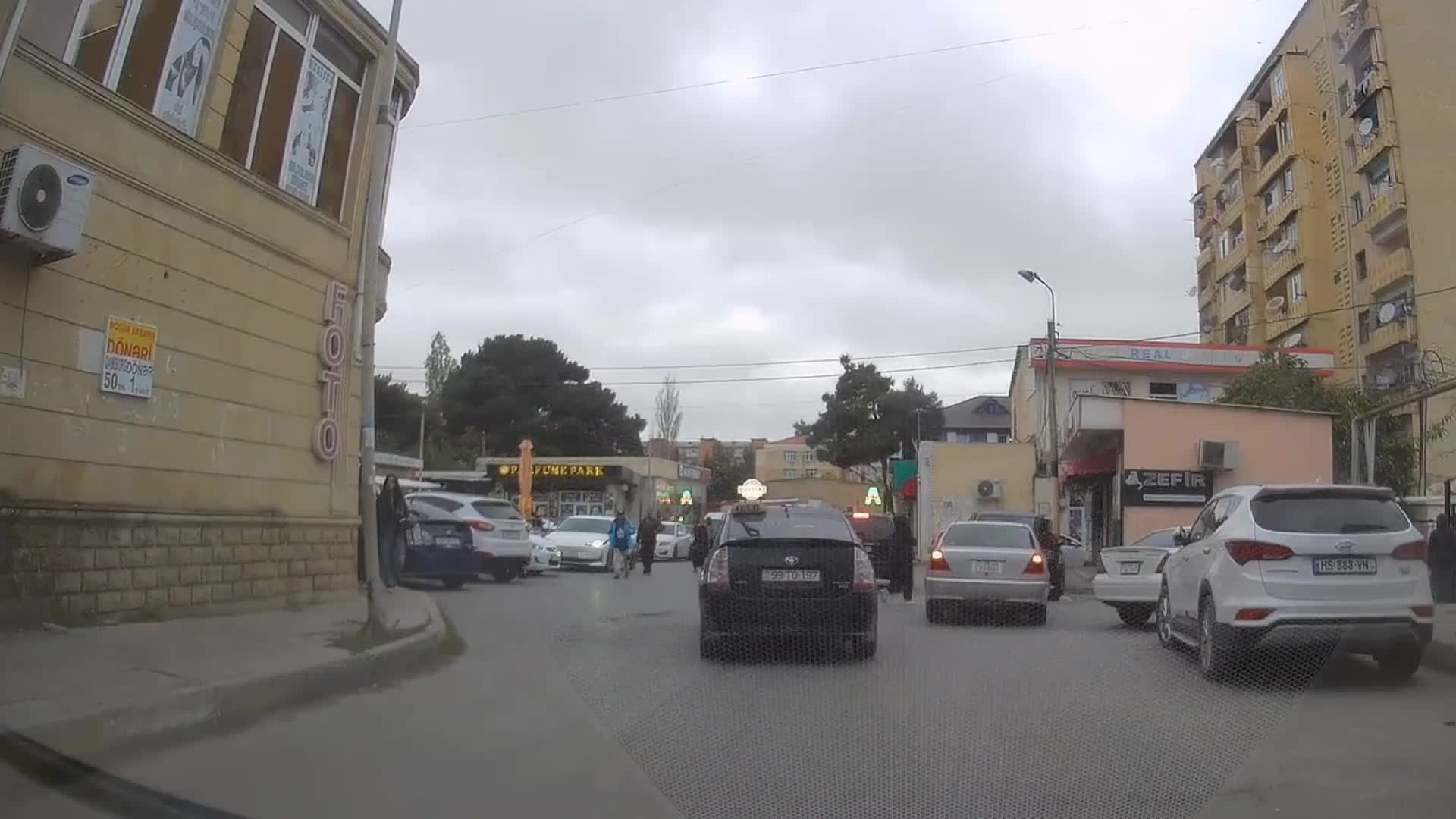 Məktəbdən uşaq götürməyə gələn qadın hərəkəti iflic etdi