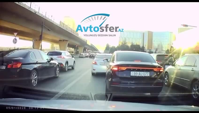 Maşının qabağına atılan gənc oğlan qəzadan saniyə ilə qurtuldu