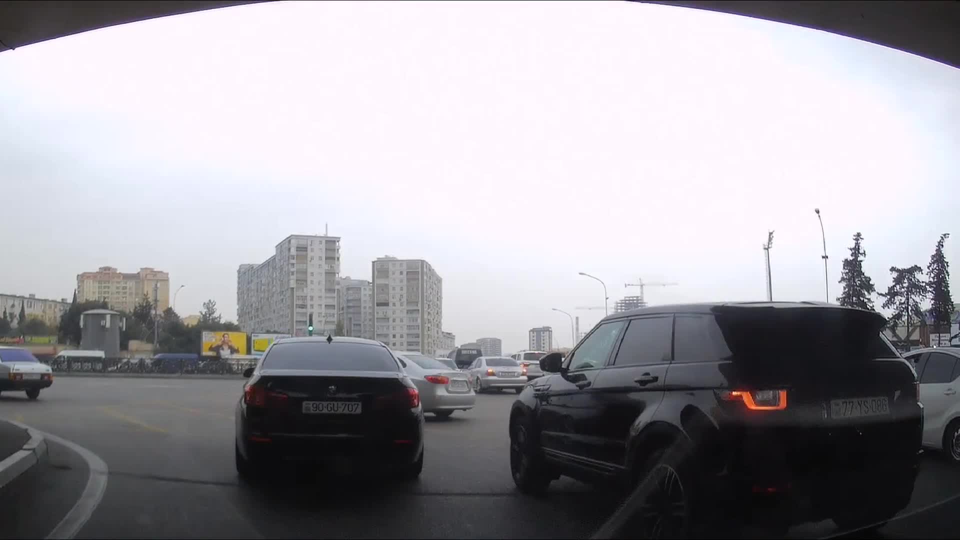 Sağ zolaqdan qəfil sola dönən sürücü qəza şəraiti yaratdı