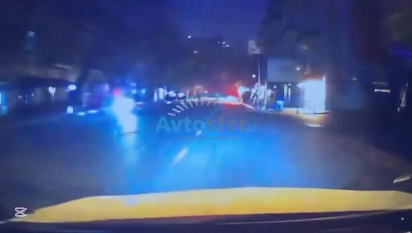 Yolayrıcında qəfil zolaq dəyişən sürücü qəza şəraiti yaratdı 