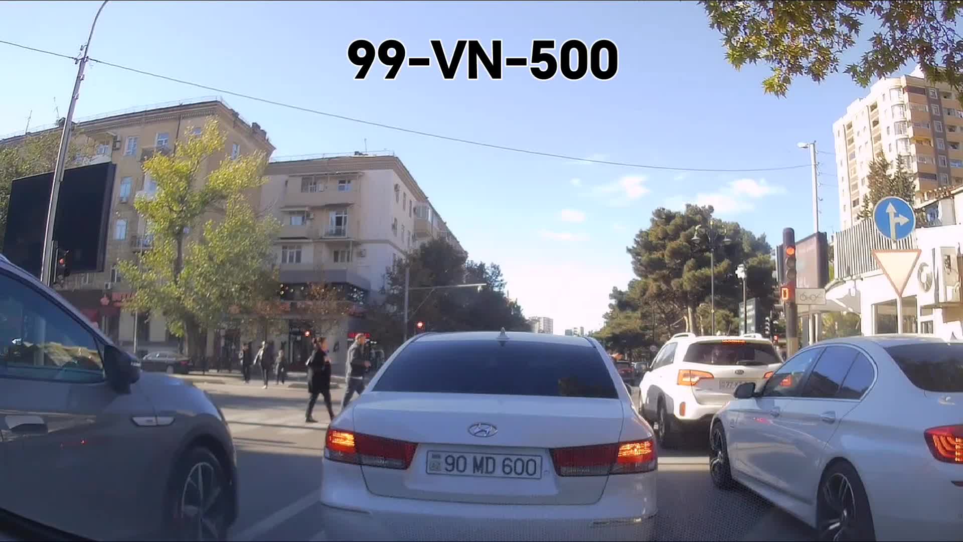 Tıxacı görən sürücü yoluna davam etmək üçün əks yola çıxdı