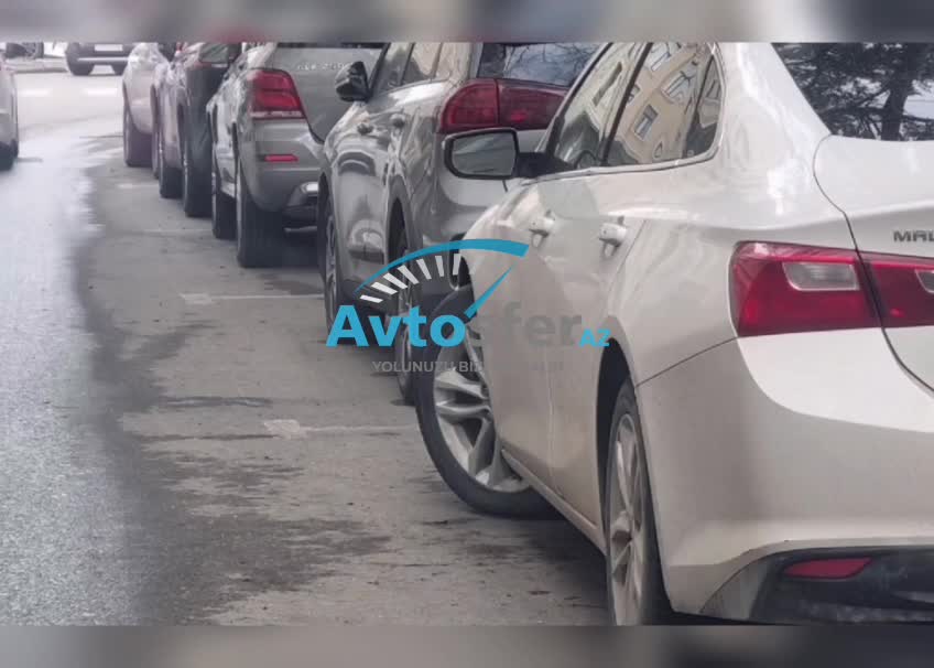 parklanan maşınlardan azı 1 metr uzaq keçmək lazımdır