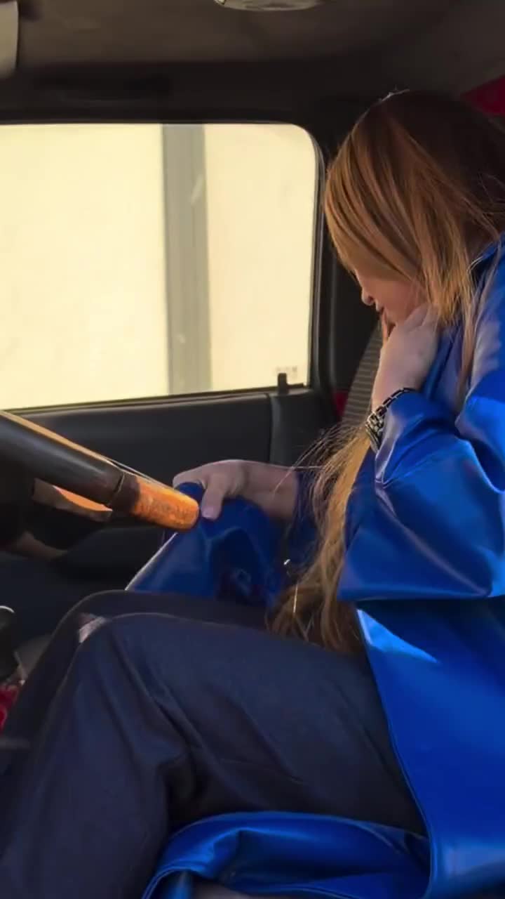 Nigar Camal yük maşını sürdü