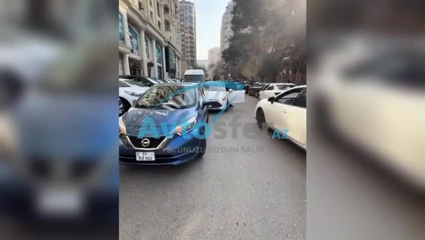 Qəza işıqlarını yandırıb maşını yolun ortasında park etdi