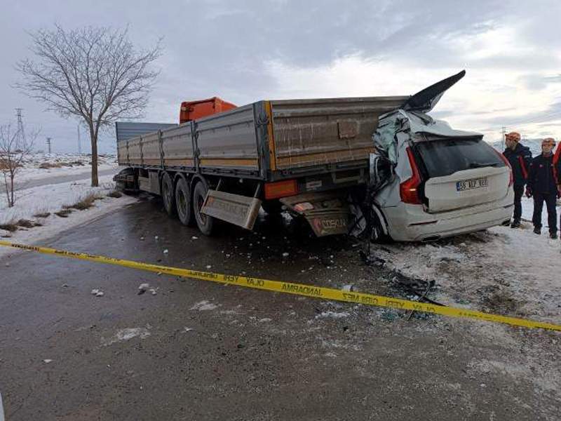 “Volvo” yük maşınına çırpıldı - İş adamı öldü 