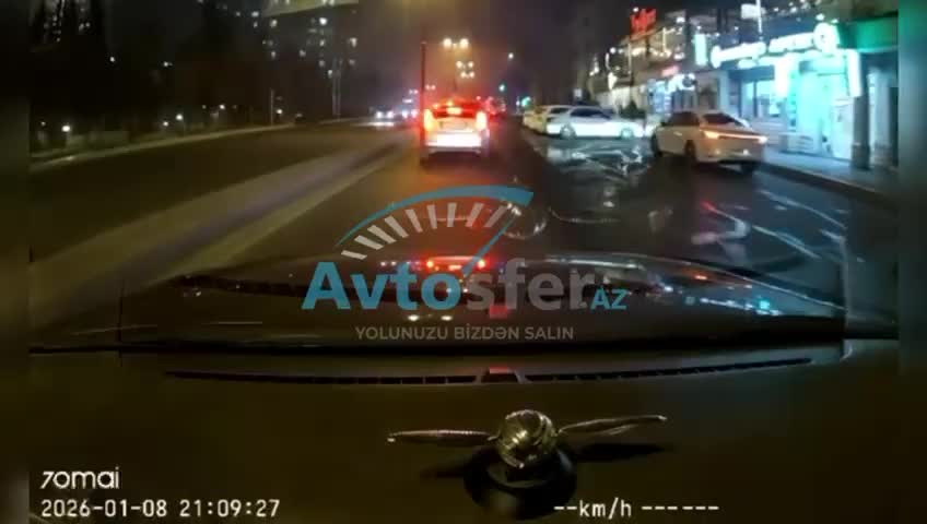 Sürücülər kameradan gizlənmək üçün zolağı zəbt etdi