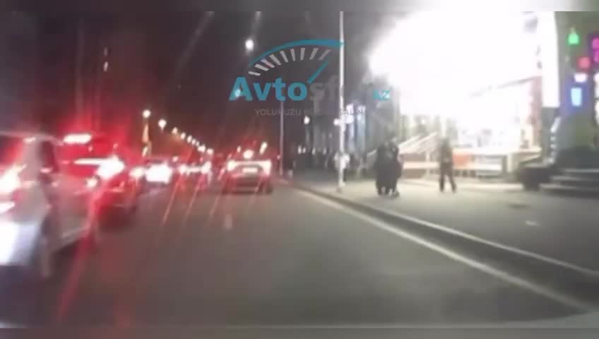 Qəfil yola çıxan qadınlar sürücünü çətin vəziyyətdə qoydu 