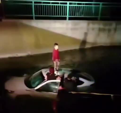 Suya düşən maşındakı insanları xilas edən polis əməkdaşı imiş