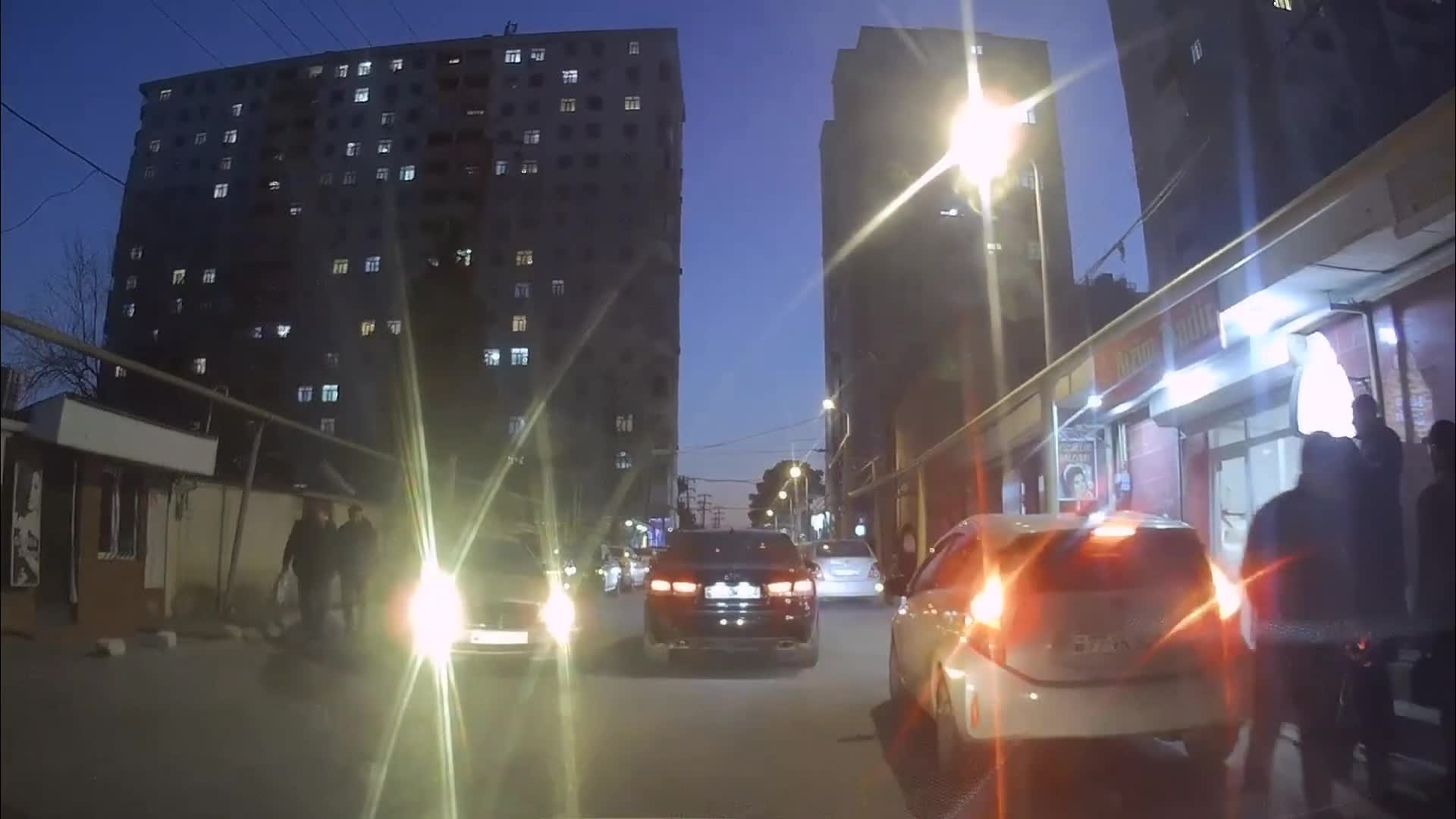 Maşını döngədə saxlayan sürücü hamının yolunu kəsdi