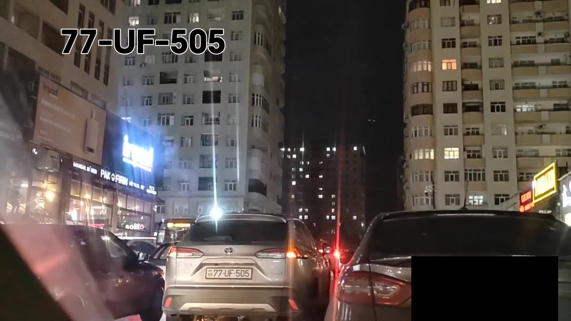 Xanım sürücü maşını yolun ortasında park edib mağazaya getdi