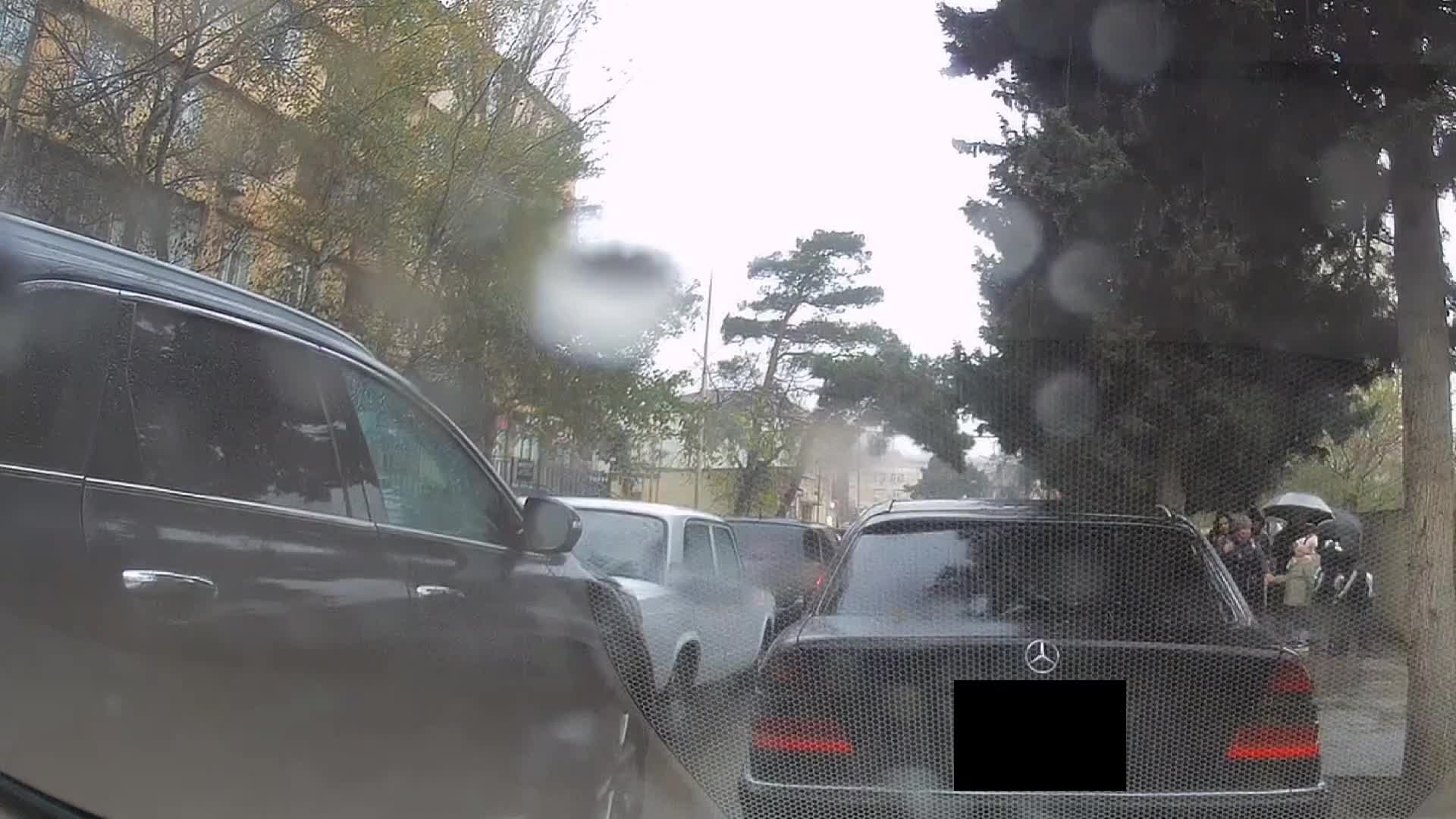 Maşını yolun ortasında park edib mətkəbdən uşaq götürməyə getdi