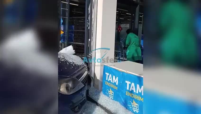 Sürücü maşını supermarketə çırpdı