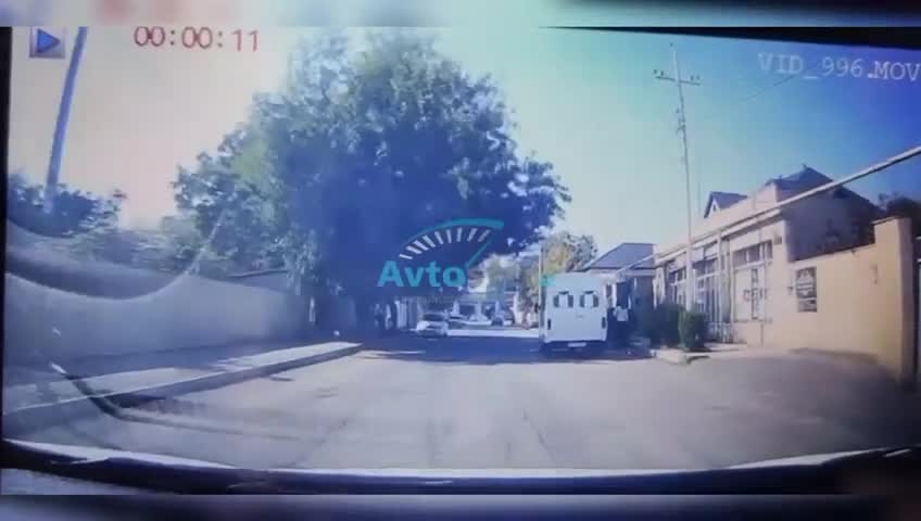 Avtobusdan düşən qadın az qala maşına çırpılacaqdı 