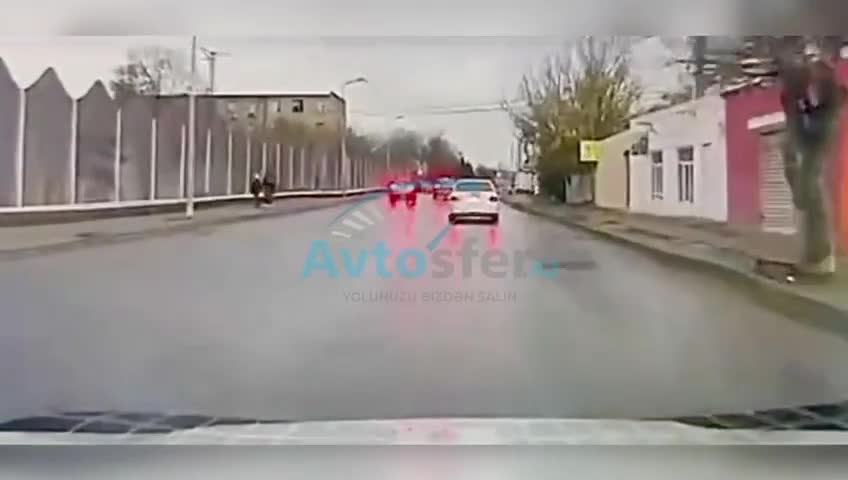 Əks yola çıxan sürücü keçiddən keçən piyadaları vurdu