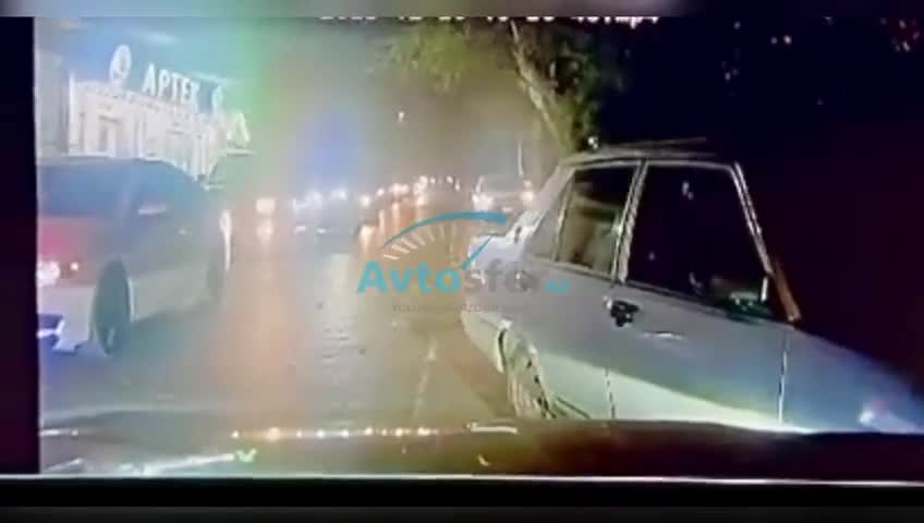 Tıxacda “protiv” sürən sürücü maşını səkiyə çıxardı