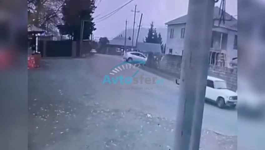 Təhlükəli manevr edən ‘Prius’ sürücüsü hasarı uçurdu