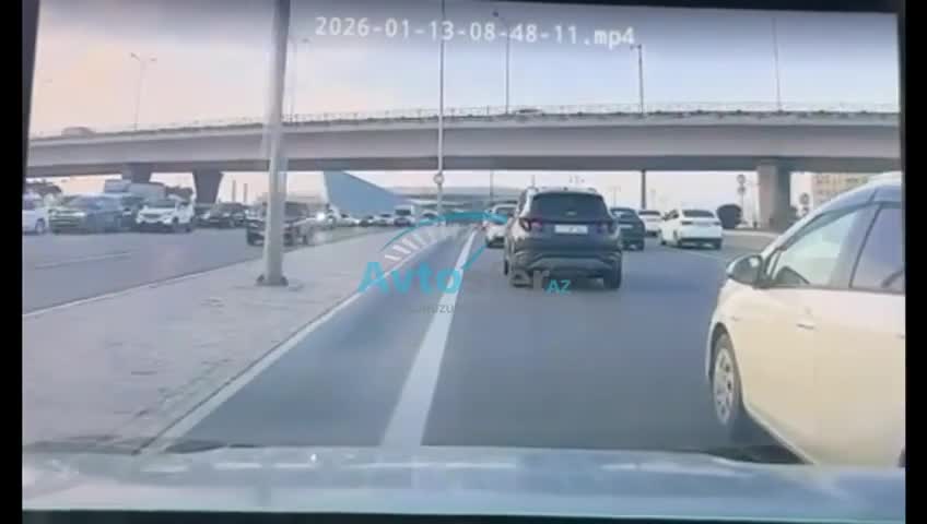 Güzgüyə baxmadan manevr edən sürücü qəza riski yaratdı