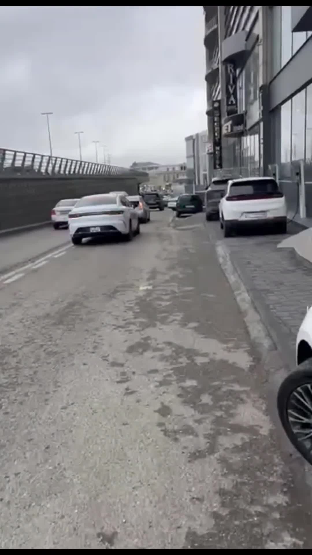 Sürücülər səkini zəbt ediblər: Piyadalar hərəkət edə bilmir