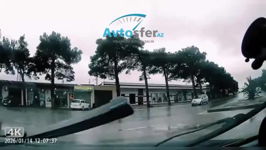Qayda pozan sürücü dairədə hərəkət edən maşını vurdu