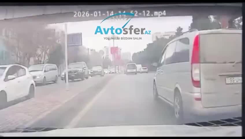 Zolağa baxmadan manevr edən sürücü avtomobilin yolunu kəsdi