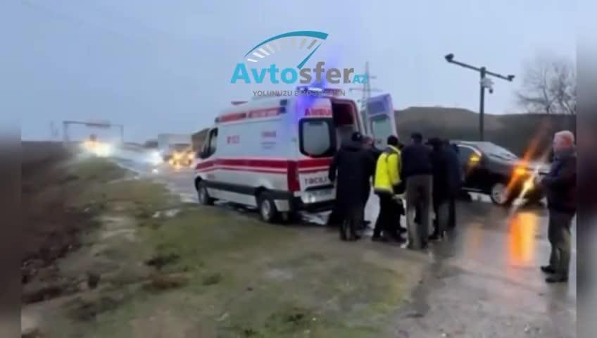 Yağışlı yolda sürüşən “Nissan” dərəyə aşdı