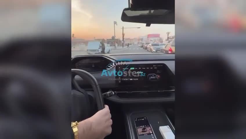 Qaydaları vecinə almayan sürücü - Əks yolda “şou” göstərdi