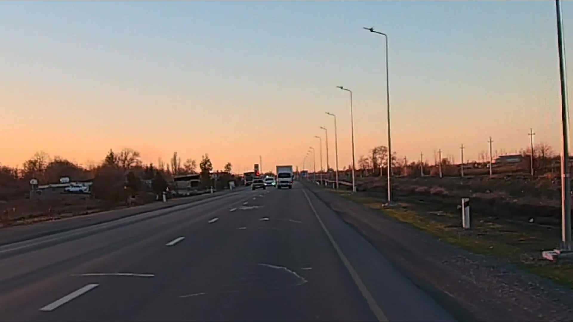 Yük maşını ilə əks yola çıxıb avtomobillərin üzərinə sürdü