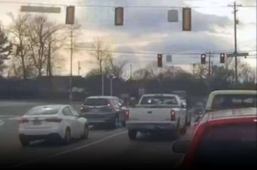 Pedalların yerini səhv salan qadın 7 avtomobilə zərər vurdu 