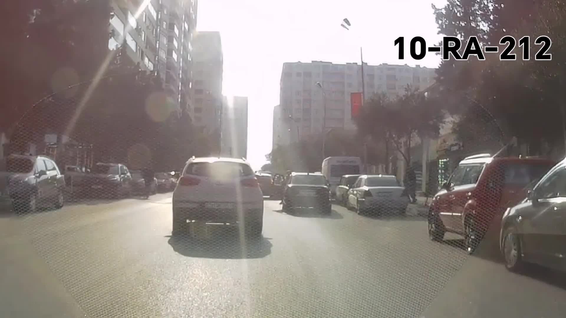 Bu sürücü nə etdiyini bilmir: Boş yeri qoyub yolda saxladı 