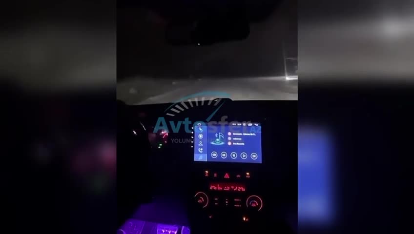 Qarlı yolda maşını bir neçə fırladıb “ölüm şou”su göstərdi 