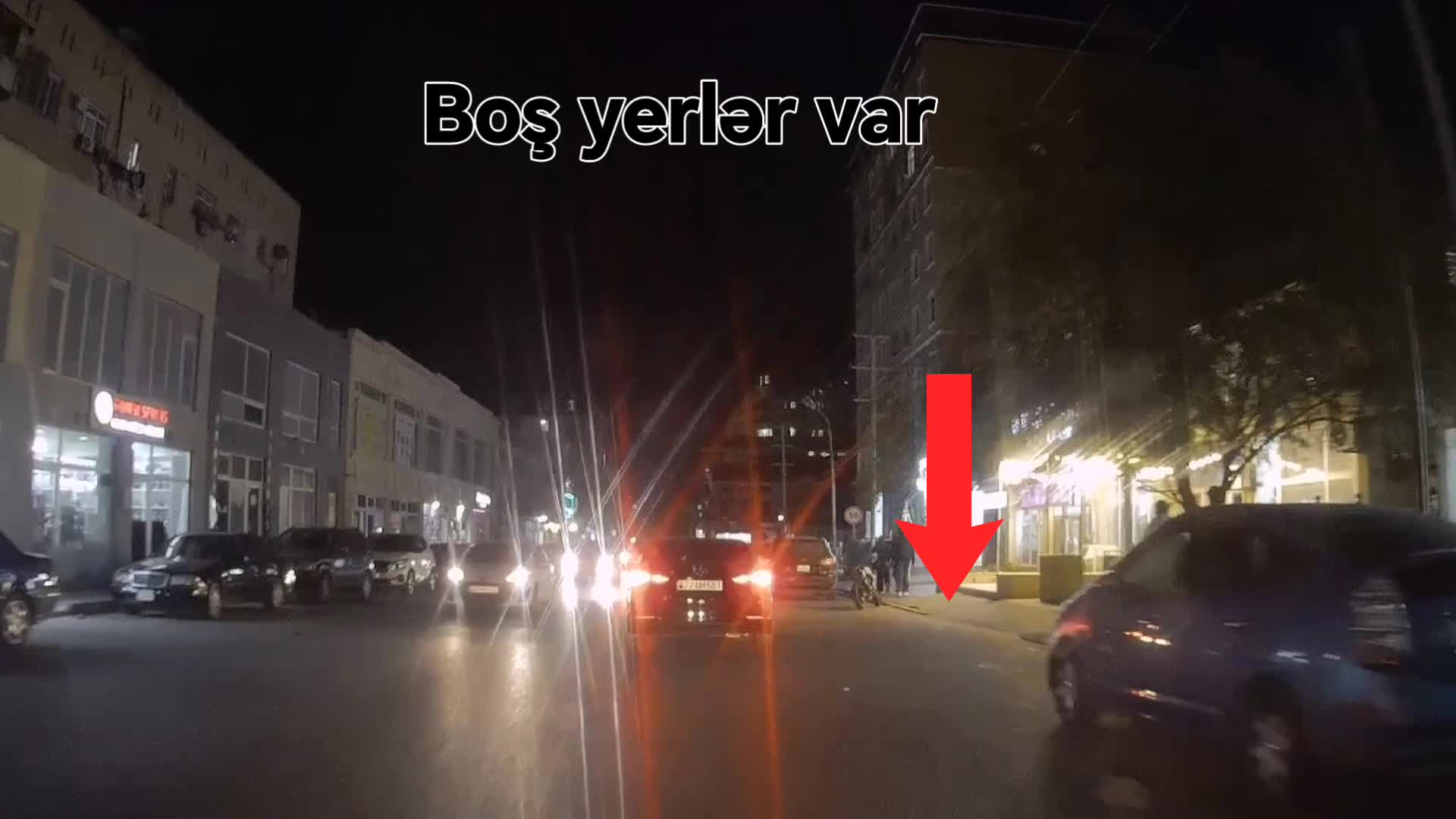 Boş yerlərə sığmayan sürücü maşını yolun ortasında saxladı