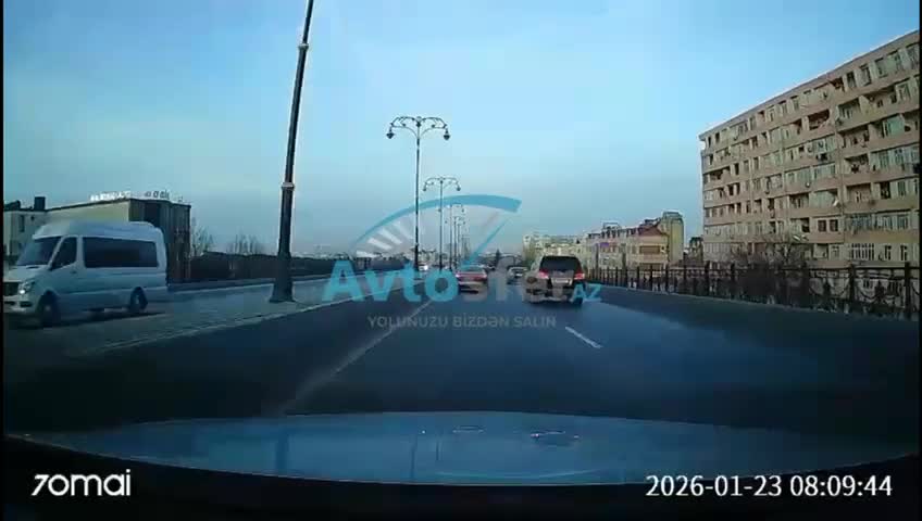 Özbaşınalıq edən sürücü maşını sıxışdırıb “yaxşı edirəm” dedi 